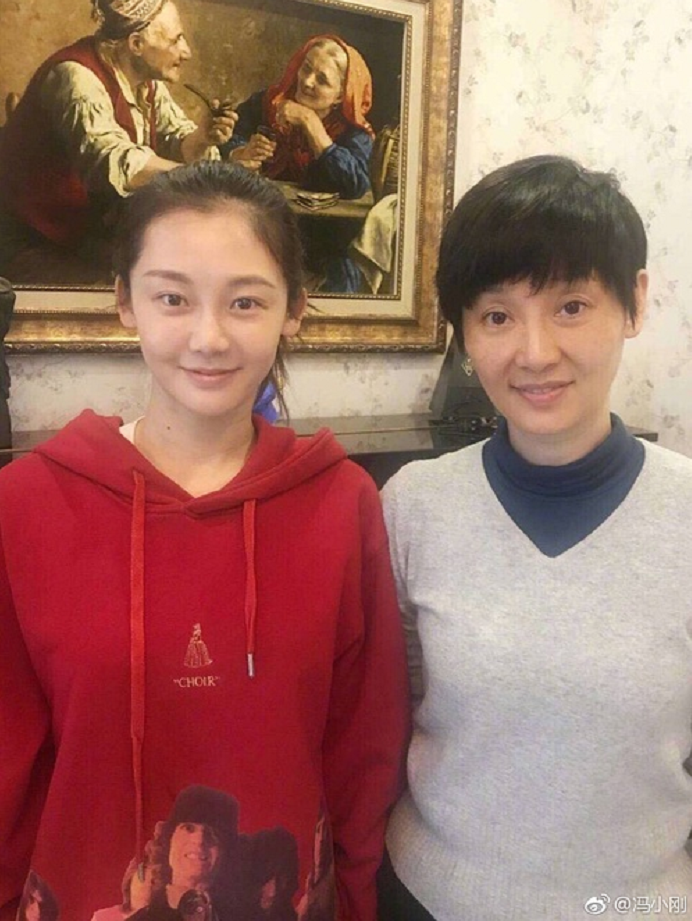 苗苗|与郑恺结婚后苗苗首现身，一袭红裙酷似徐帆，难怪深得冯小刚喜爱