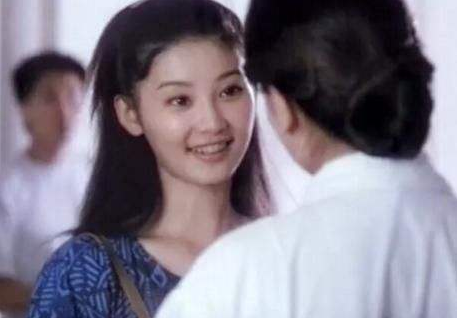 苗苗|与郑恺结婚后苗苗首现身，一袭红裙酷似徐帆，难怪深得冯小刚喜爱