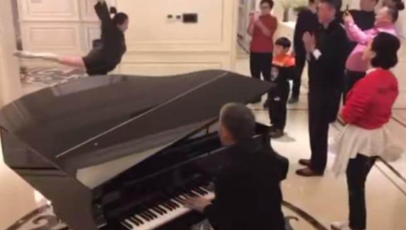 苗苗|与郑恺结婚后苗苗首现身，一袭红裙酷似徐帆，难怪深得冯小刚喜爱