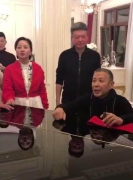 苗苗|与郑恺结婚后苗苗首现身，一袭红裙酷似徐帆，难怪深得冯小刚喜爱