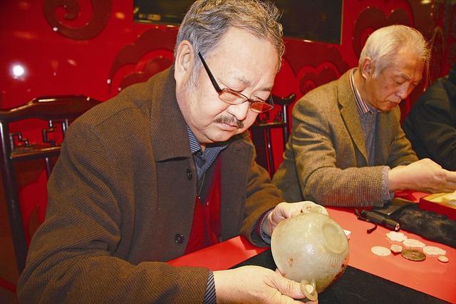 河南|河南兄弟带字画鉴宝，天价真品却被专家骗走，无奈报警结果如何？