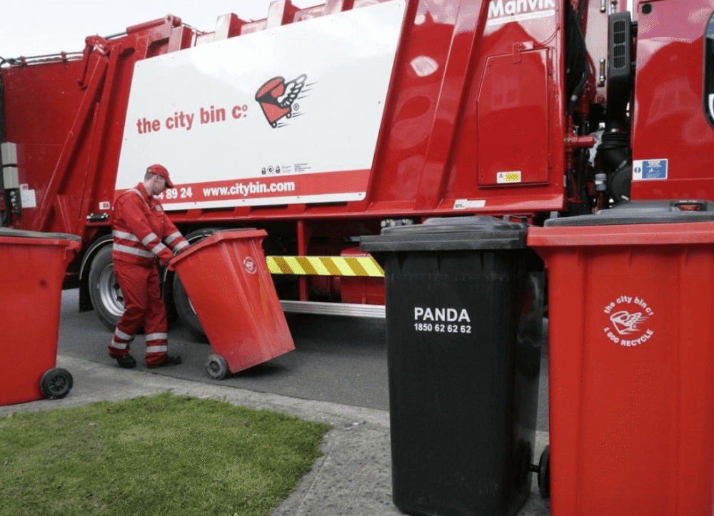 清洁工|德国“路怒症”司机被垃圾车挡道，抄起锤子殴打清洁工脑袋