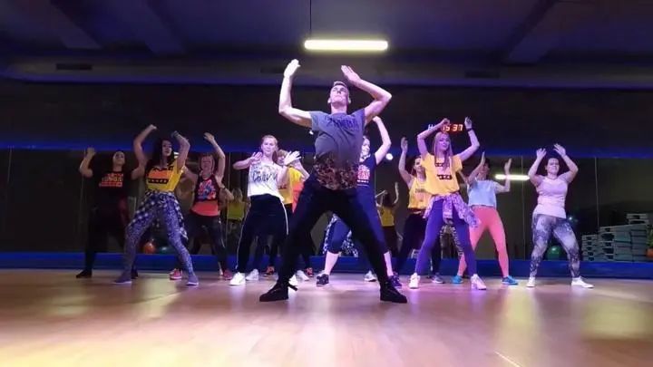 刘诗诗|腿比杨幂美、气质盖过刘诗诗的她，凭什么给黄圣依提鞋？