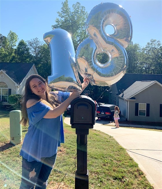 降落伞|女孩庆祝高中毕业跳伞时降落伞故障，家人目睹其摔死