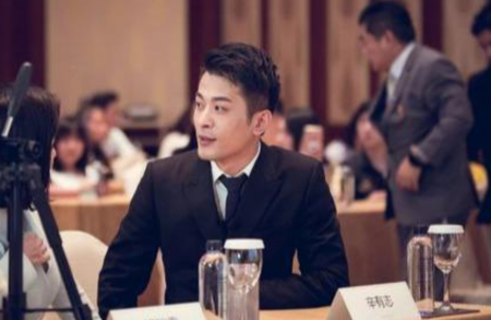 辛巴|辛巴怒了？回怼某人碰瓷：拿什么跟我比？我打个电话就让品牌拉你进黑名单