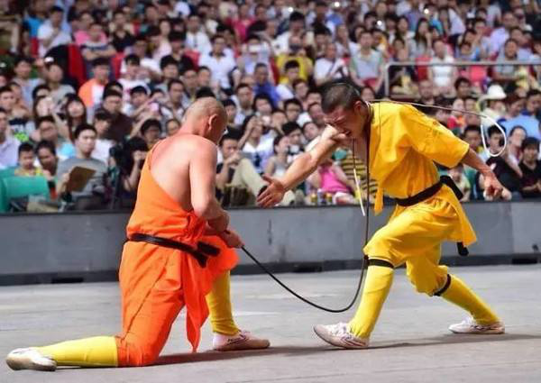 不过要比耍把式,孤影觉得我们的"胸口碎大石""金枪刺喉"可要比他们