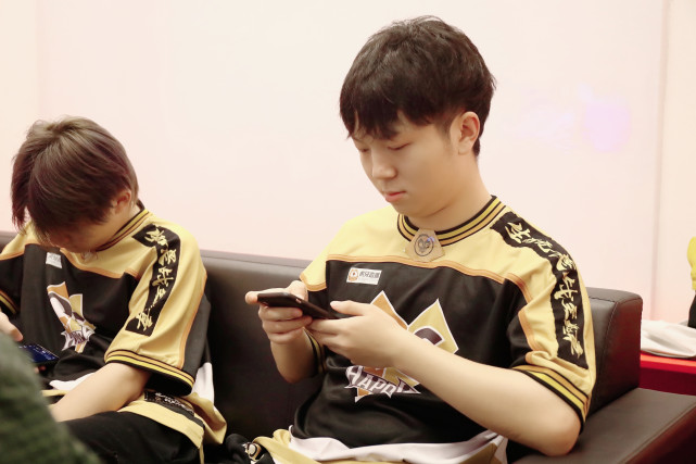 qghappy"刺刀"组合终登场,ag难逃"亚军"魔咒,世冠恐难晋级!