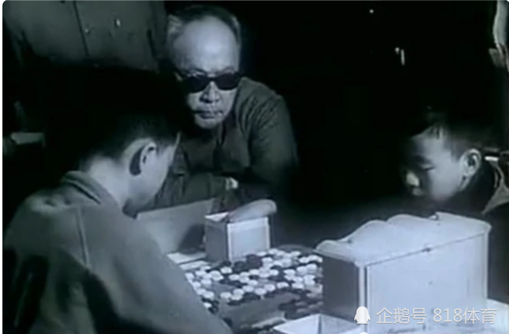 聂卫平|聂卫平弟弟8岁拿北京市冠军他第3，陈老总却看好他，派老师去学校教