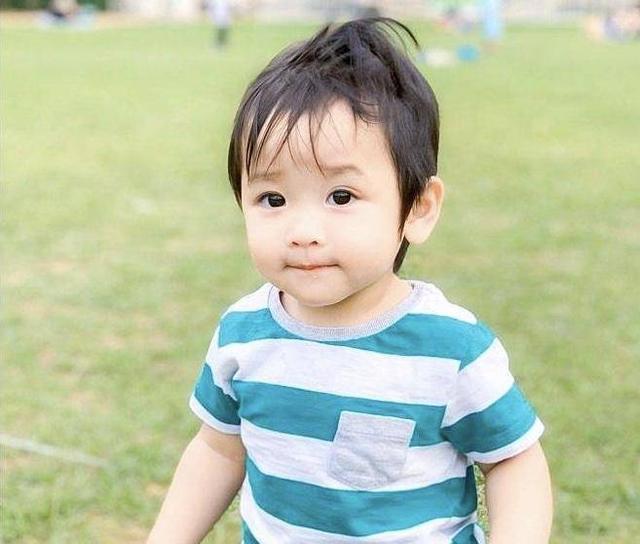 陈凯琳|辣妈陈凯琳再晒孕肚照，黑白大片尽显高级，怀孕数月身材依旧苗条