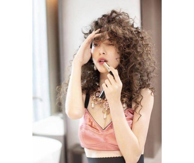 陈凯琳|辣妈陈凯琳再晒孕肚照，黑白大片尽显高级，怀孕数月身材依旧苗条