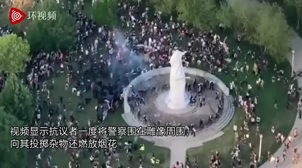芝加哥|一场伏击？芝加哥抗议者要推倒哥伦布雕像，围一圈向警察发射烟花