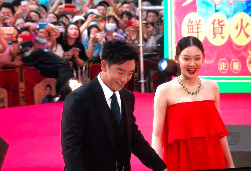 郑恺|郑恺苗苗婚后首次合体现身，两人太甜蜜了期待小宝宝