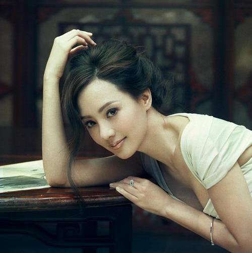 关颖|号称“台湾何超仪”，头顶富三代光环，横行娱乐圈，关颖这开挂的人生啊