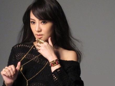 关颖|号称“台湾何超仪”，头顶富三代光环，横行娱乐圈，关颖这开挂的人生啊