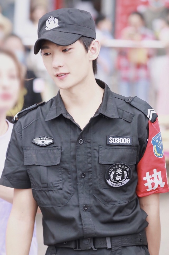 杨洋保安造型亮相洗清小鲜肉印象秒变硬汉