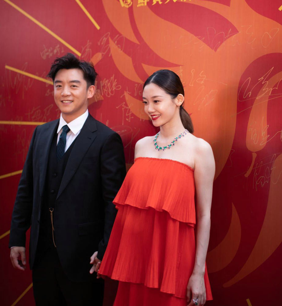 郑恺|郑恺火锅店开业，林峰衣衫不整走红毯，王祖蓝穿长款衬衫像学生