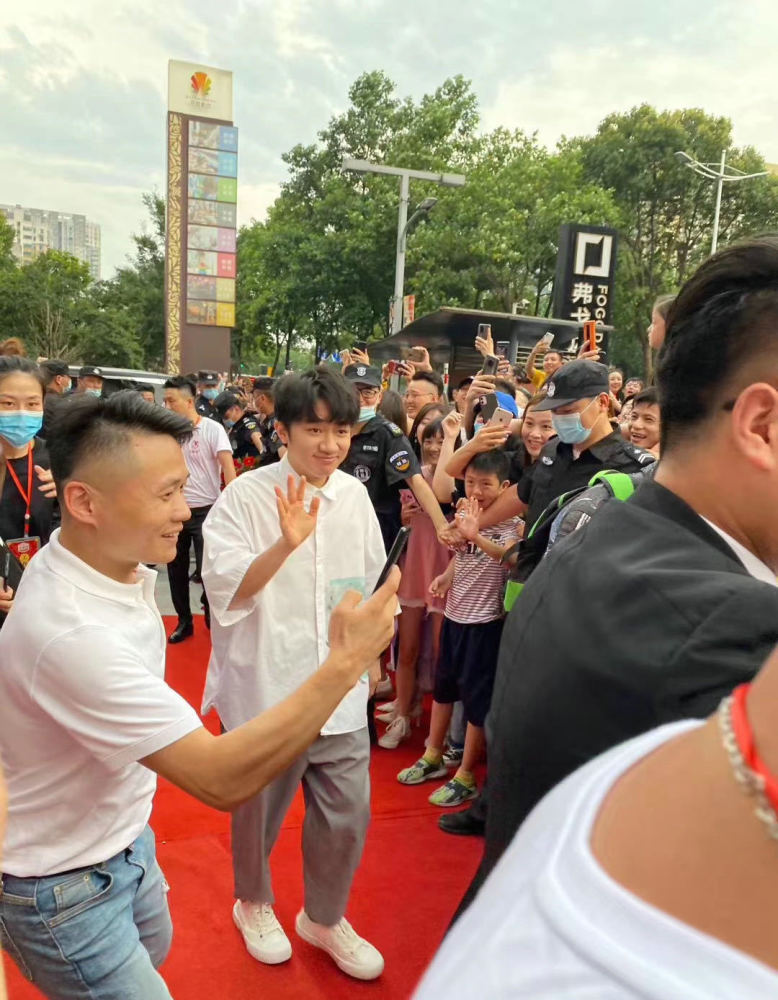 郑恺|郑恺火锅店开业，林峰衣衫不整走红毯，王祖蓝穿长款衬衫像学生