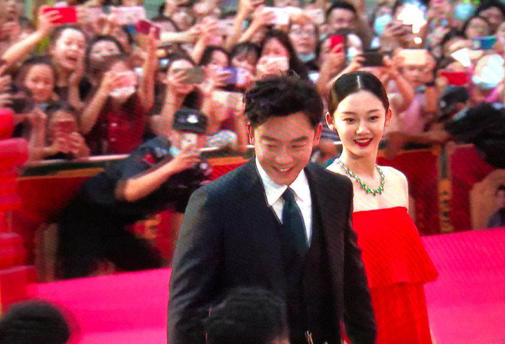 郑恺|郑恺苗苗婚后首次合体现身，两人太甜蜜了期待小宝宝