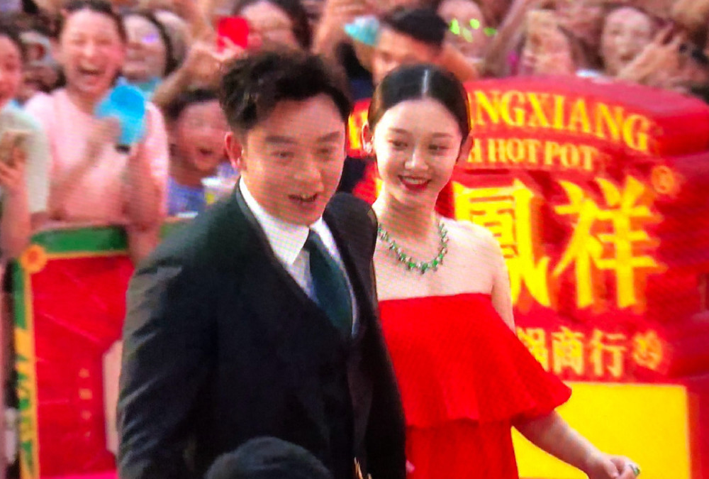 郑恺|郑恺苗苗婚后首次合体现身，两人太甜蜜了期待小宝宝