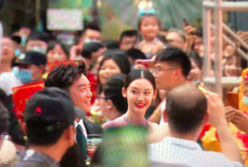 郑恺|郑恺苗苗婚后首次合体现身，两人太甜蜜了期待小宝宝