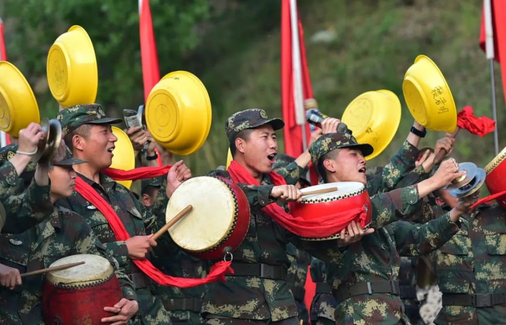 没当过兵的不知道部队拉歌能有多狂!他们这场拉歌赛燃爆了这个夏天_腾
