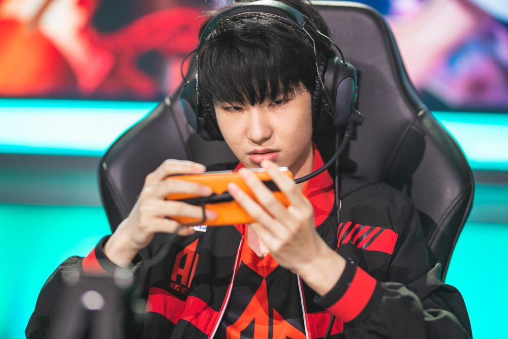 一诺玩呆射,自缚手脚