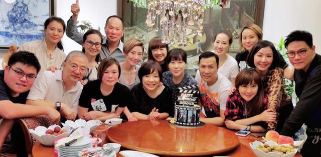 甄子丹|甄子丹无视港娱圈疫情，不戴口罩聚众庆生，杨千嬅夫妇也在场