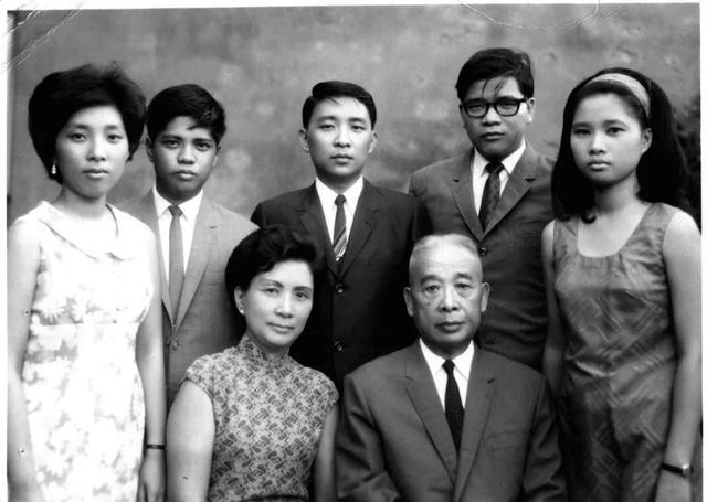 李天岩（后排右二）与父母兄妹全家福，图中最右是把一个肾贡献给哥哥的妹妹李梅芳。