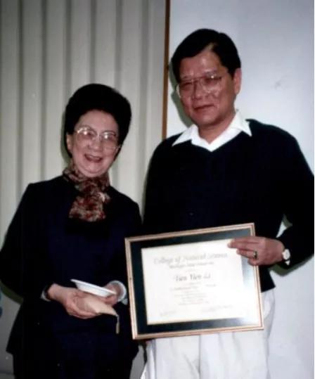 李天岩教授与母亲，摄于1996年。