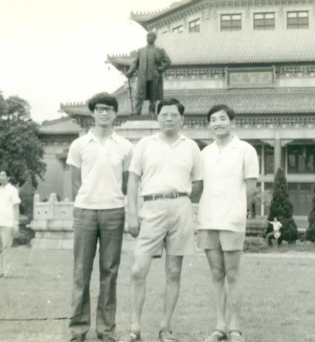 1985年，李天岩教授（中）访问中国时与学生合影（右为曾钟刚）。