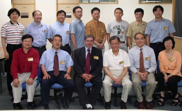 李天岩教授（前排右三）60岁生日时与学生合影。