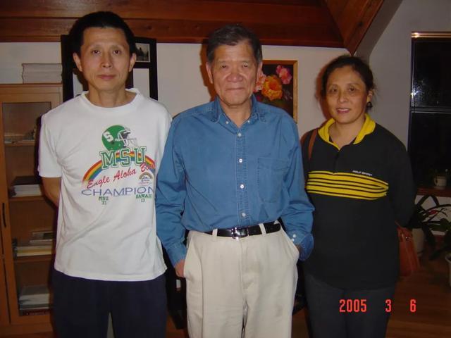 2005年，李天岩教授在弟子王筱沈家。