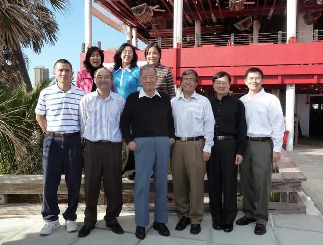 2010年，李天岩与弟子合照。