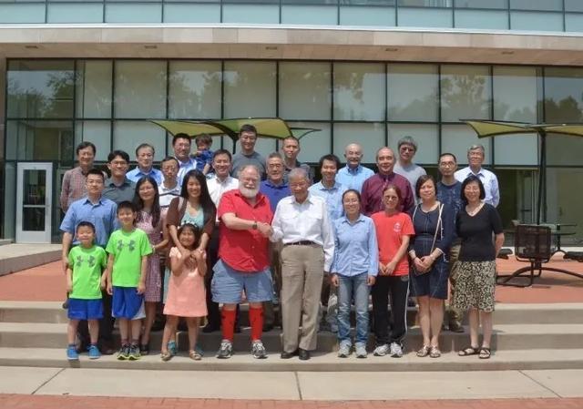 2015年7月，李天岩教授在70岁生日家宴上与导师和弟子合照。