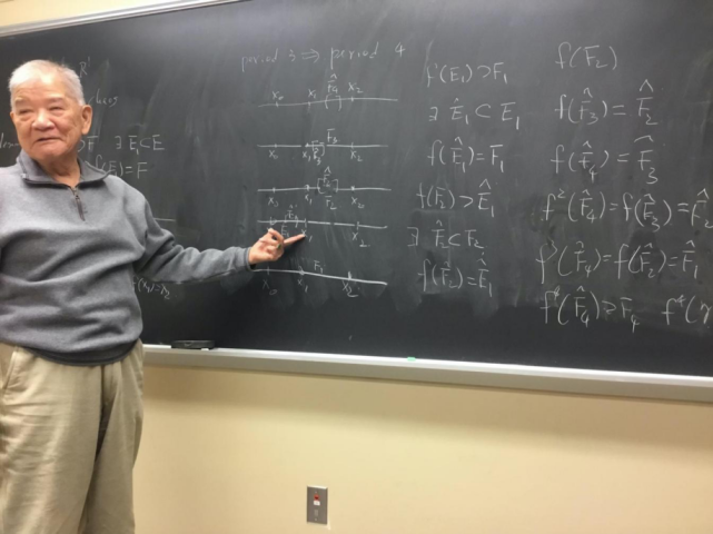 2017年，李教授给学生讲解“周期三则意味着混沌”