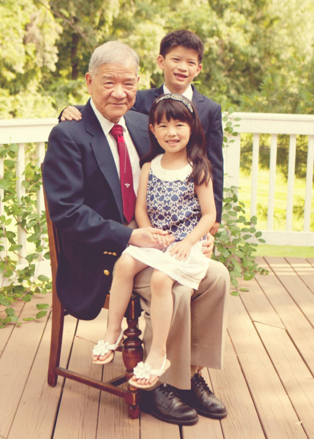 李天岩教授与孙儿孙女。
