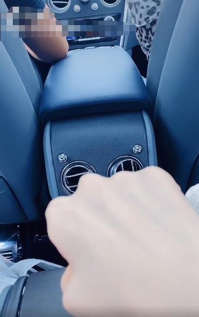 李小璐|李小璐豪车内晒娃，驾驶座男子疑似贾乃亮，网友：这是要复合了？