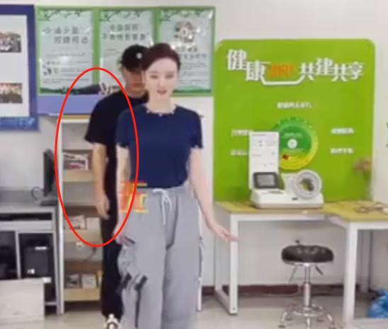 李小璐|李小璐豪车内晒娃，驾驶座男子疑似贾乃亮，网友：这是要复合了？