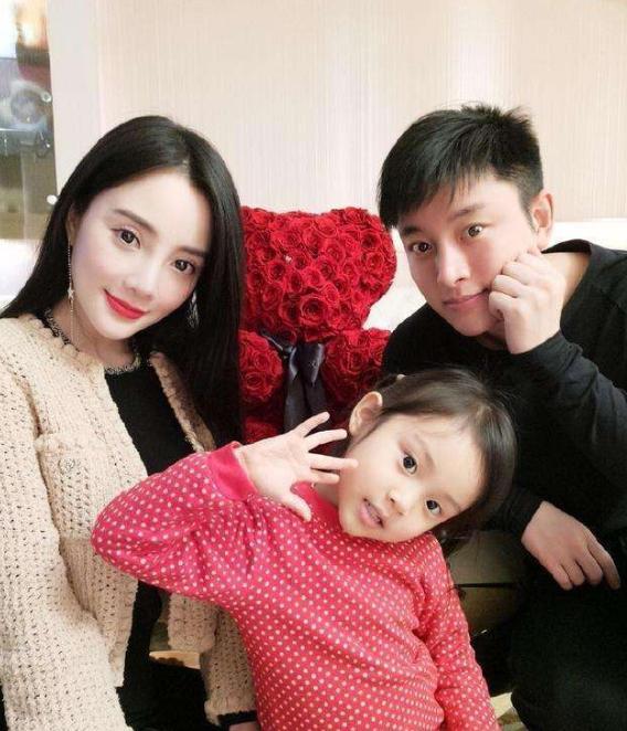 李小璐|李小璐豪车内晒娃，驾驶座男子疑似贾乃亮，网友：这是要复合了？