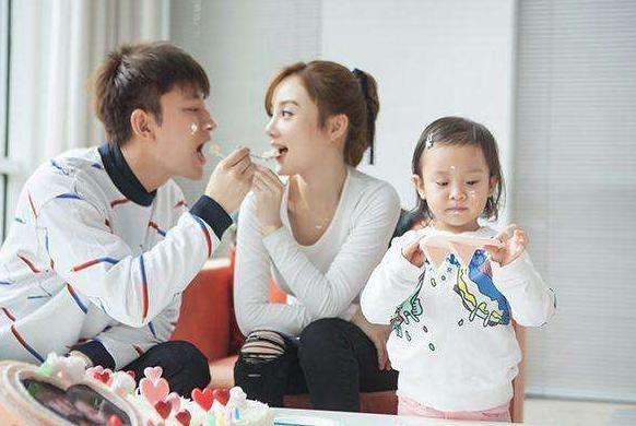 李小璐|李小璐豪车内晒娃，驾驶座男子疑似贾乃亮，网友：这是要复合了？