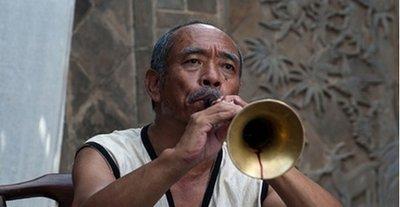 百鸟朝凤|没有制片人的一跪，或许这部好电影会静静地上映，静悄悄地下架