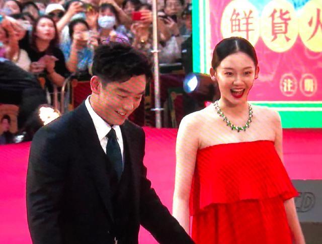 郑恺|郑恺火锅店刚开业就被指抄袭，自称全程参与装修设计