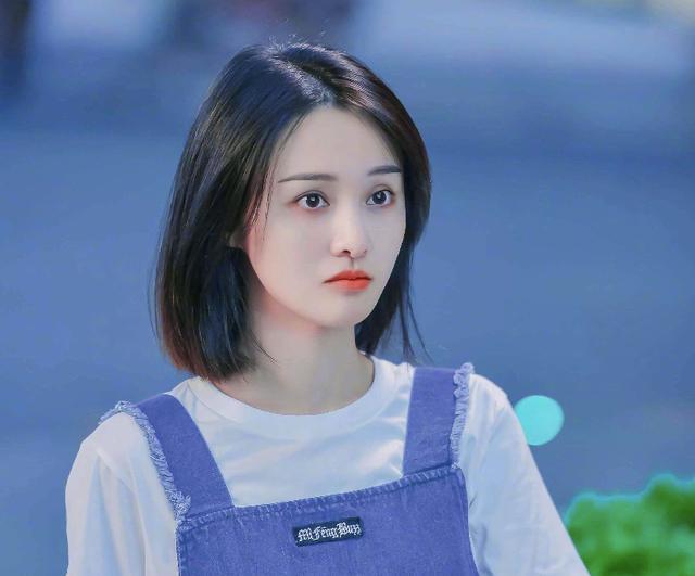 郑爽|郑爽再翻车？“假喝”遭杨迪当场揭穿太尴尬，综艺划水已不止一次