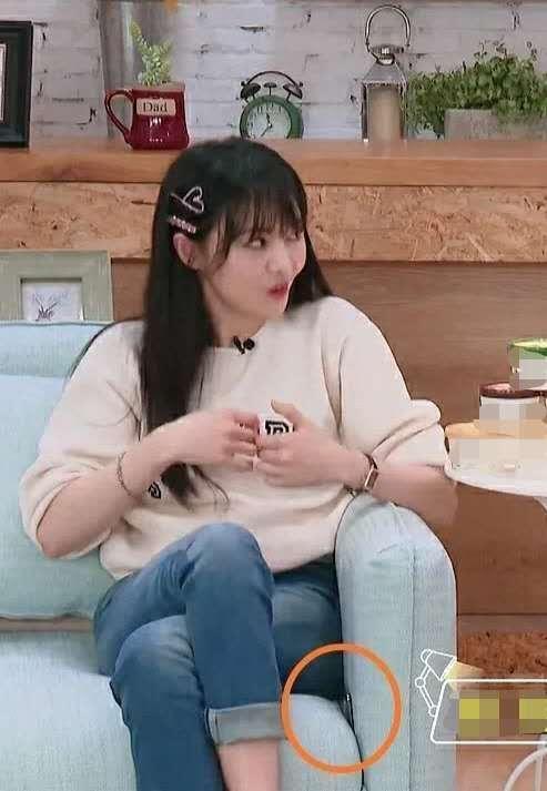 郑爽|郑爽再翻车？“假喝”遭杨迪当场揭穿太尴尬，综艺划水已不止一次