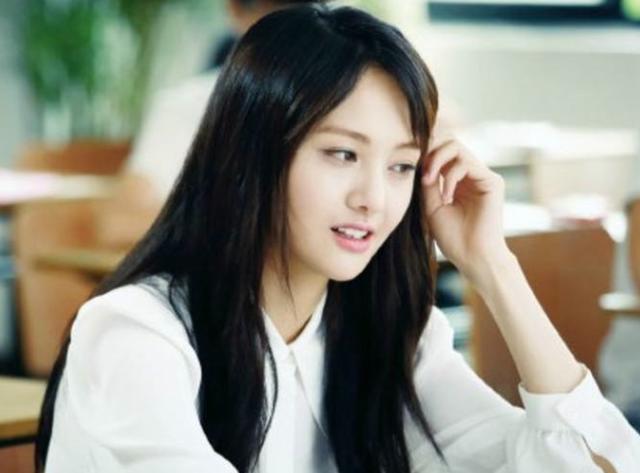 郑爽|郑爽再翻车？“假喝”遭杨迪当场揭穿太尴尬，综艺划水已不止一次