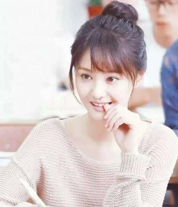 郑爽|郑爽再翻车？“假喝”遭杨迪当场揭穿太尴尬，综艺划水已不止一次