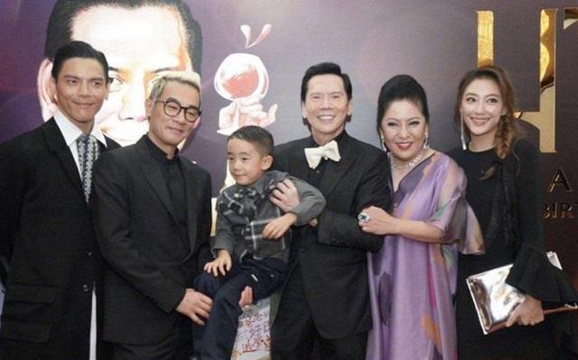 周星驰|周星驰是向华强捧火的，却没去向华强70大寿，反而频频现身刘德华演唱会？