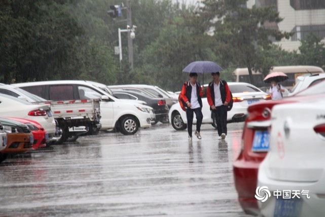 山东威海遭遇强降雨侵袭 行人打伞出行_腾讯新闻