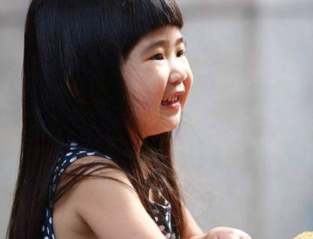 曹格|曹格女儿整容式成长，大长腿小蛮腰，果然遗传了妈妈的优秀基因