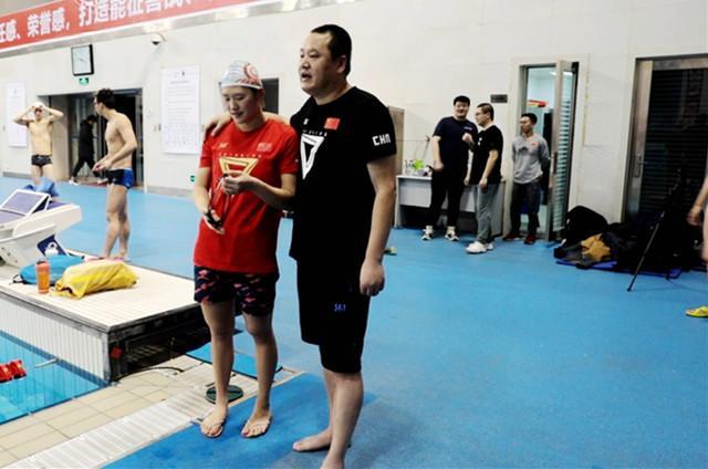 噩耗中国游泳名宿因病去世叶诗文喊他爸爸徐嘉余把金牌给他
